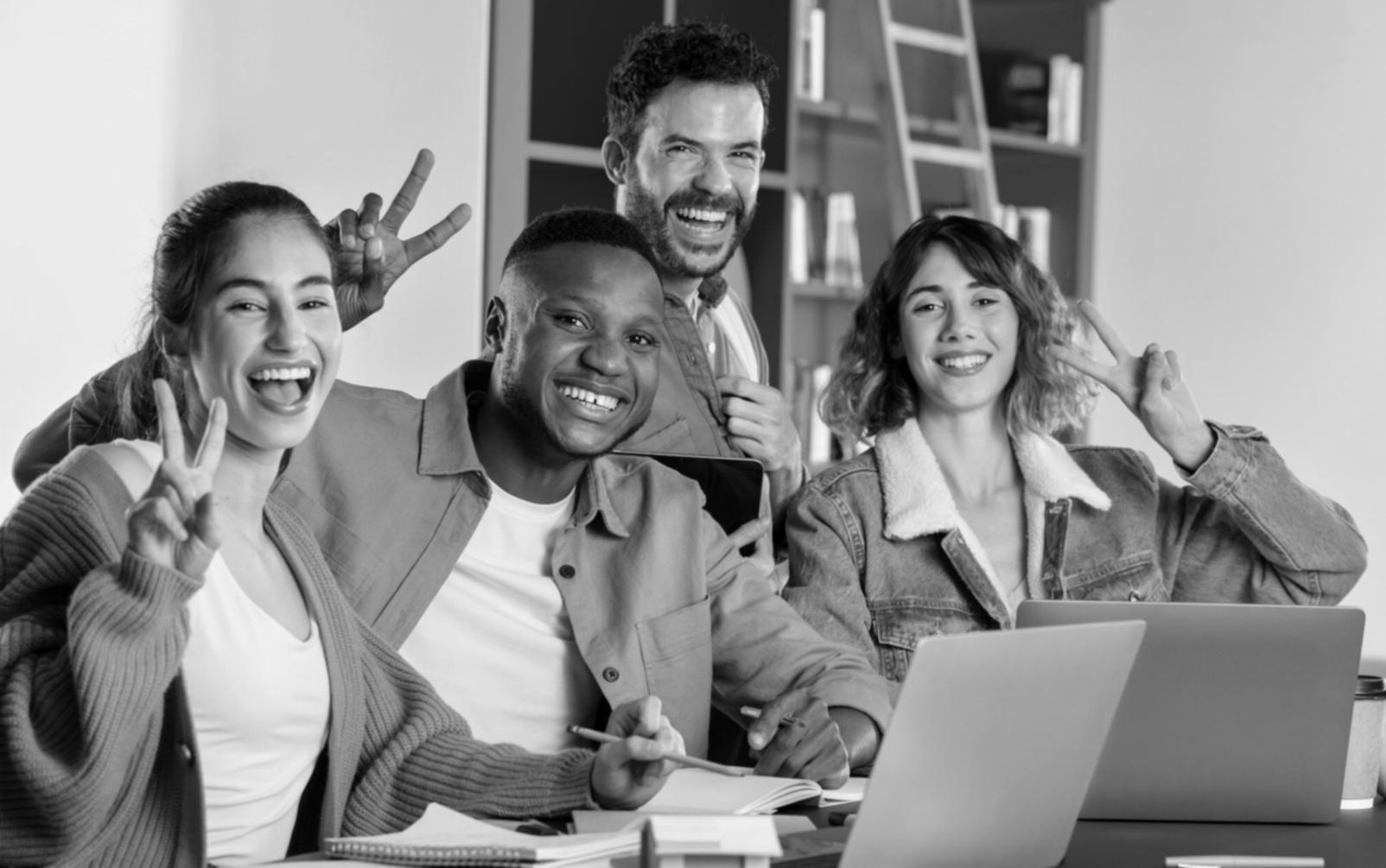 Scrivania con manoscritto e penna stilografica