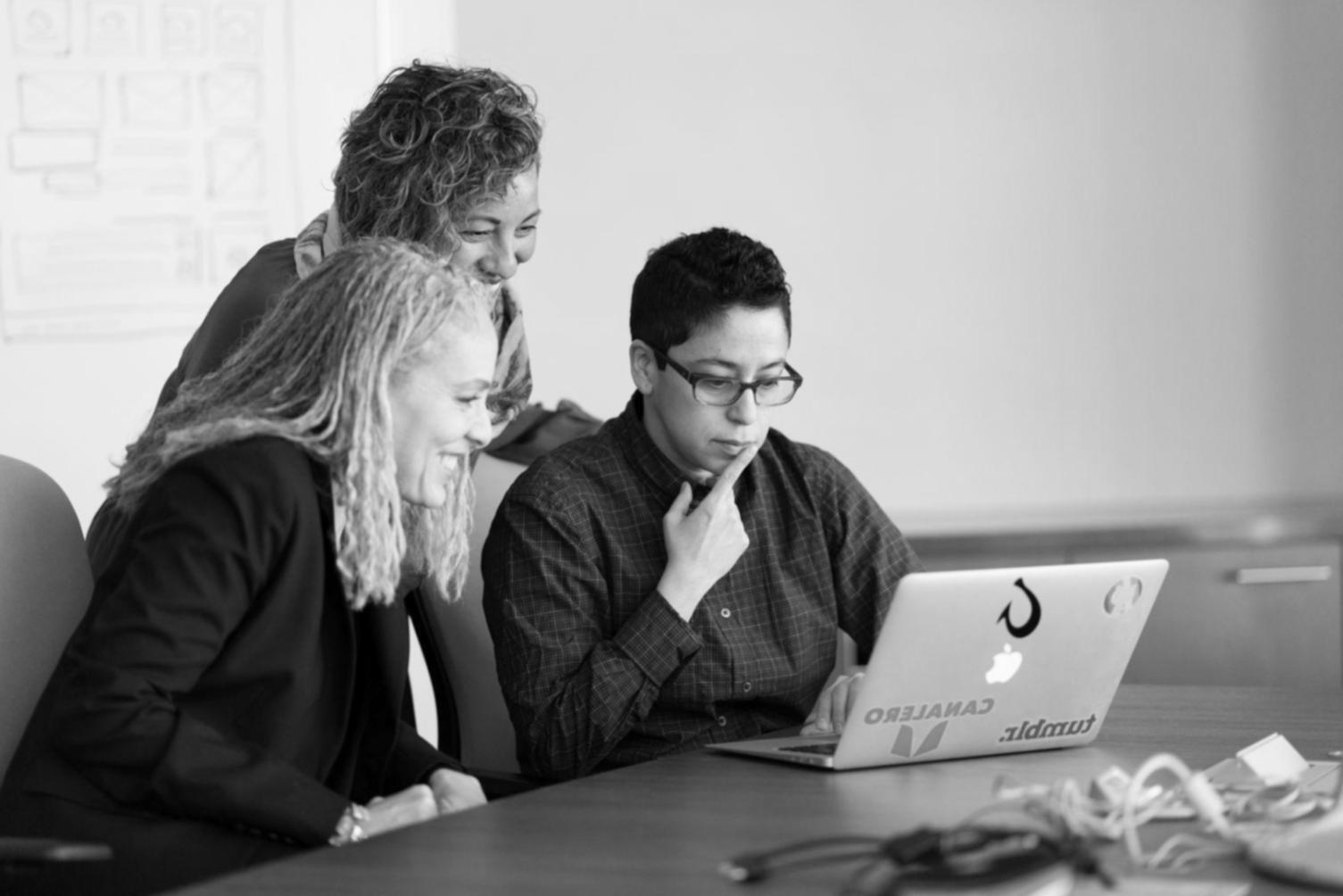 Ambiente di scrittura creativa con appunti e bozze