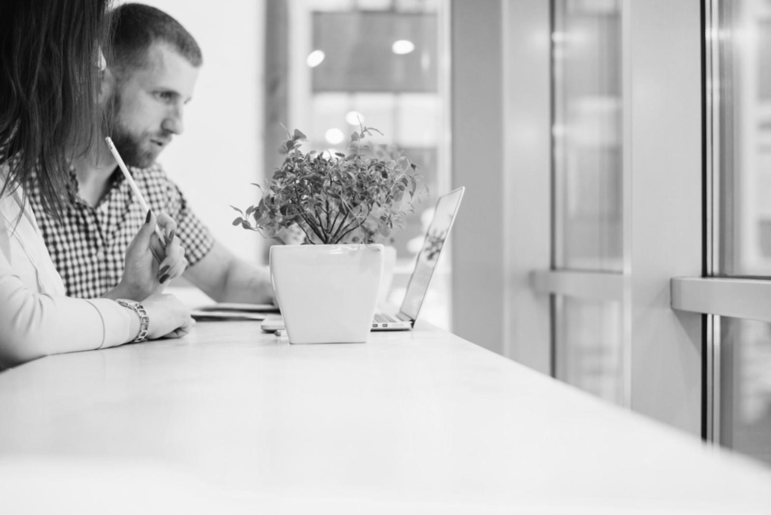 Spazio di lavoro con materiali di scrittura e ispirazione