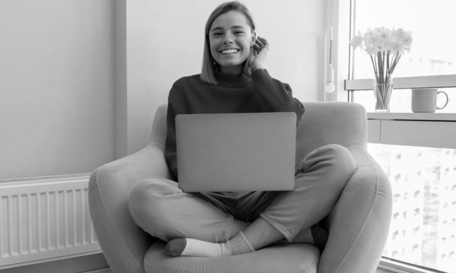 Studenti durante una sessione di scrittura creativa con appunti e discussioni animate
