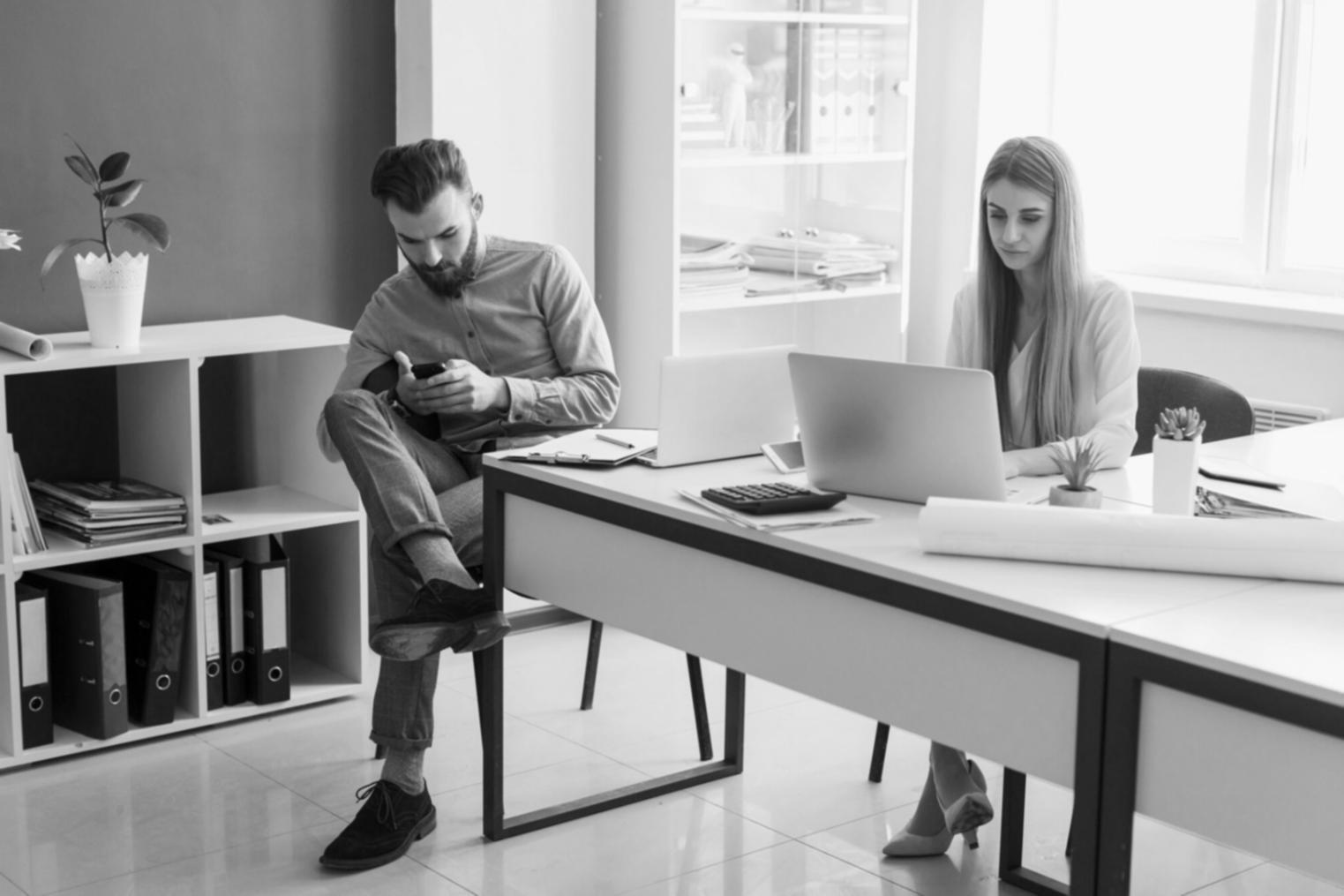 Scrittrice che lavora alla sua prima raccolta di racconti